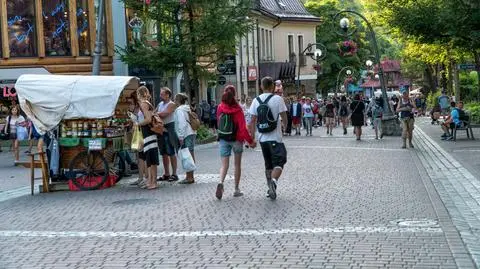 Nocna bójka na Krupówkach, 25-latek walczy o życie. Prokuratura: sprawców nie udało się zatrzymać