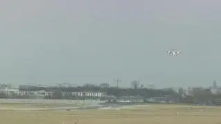 Silny wiatr w Warszawie. De Havilland miał problemy z wylądowaniem na Lotnisku Chopina