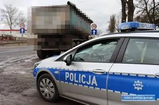 Kierowcę ciężarówki zatrzymali świadkowie, mężczyzna przed policją uciekł do lasu