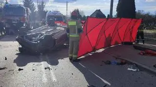 Dwie osoby zginęły po tym, jak auto wypadło z drogi i dachowało 