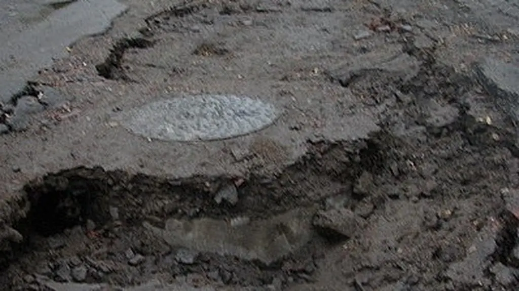 Zapadnięty asfalt na ulicy Leszczynowej