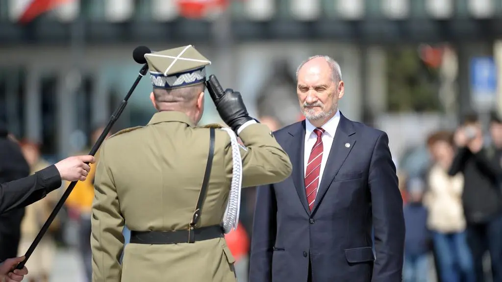 Szef MON wręczył odznaczenia i nominacje