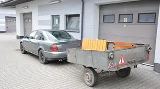 Włożyli łup do przyczepki i odjechali