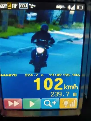 Motocyklista potrącił policjanta i uciekł, szuka go policja