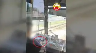 Zamiast patrzeć na trasę, motorniczy oglądał telefon