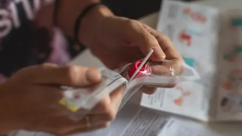 Zakażenia w województwach: fala powoli mija