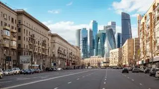 Ulice Moskwy. W tle - centrum biznesowe  