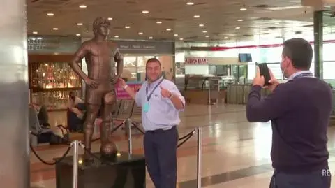 Wydrukowany Maradona "wita" na lotnisku