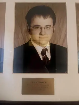 Portret Dariusza Mateckiego w gablocie w liceum. Był dwukrotnym finalistą olimpiady historycznej