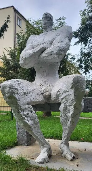 Jedna z rzeźb, w miejsce której część mieszkańców chciała postawić figurę Maryi
