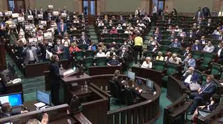 Na pulpitach posłów Lewicy stały kartony z listami podpisów obywateli popierających odwołanie ministra Czarnka