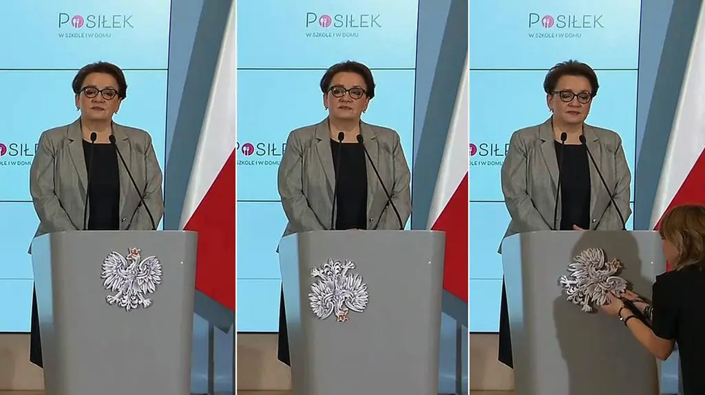Złośliwość rzeczy martwych czy niedopatrzenie? Usterka orła na konferencji prasowej