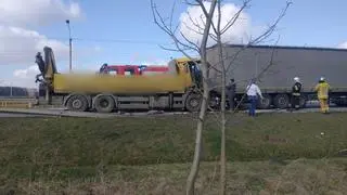 Zderzyły się ciężarówki. Dwie osoby ranne
