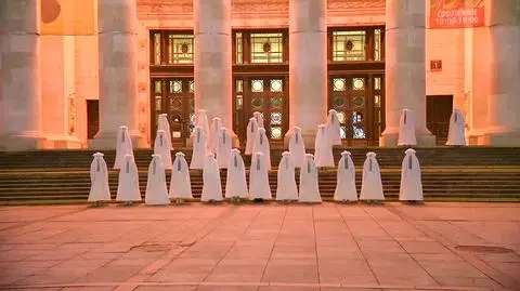 Bez pokazywania twarzy, bez muzyki. "Nieme szaty królowej" przed Pałacem Kultury i Nauki