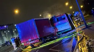 Kierowca auta dostawczego wjechał w autobus