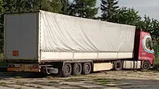 Kierowca jechał wężykiem. Wiózł ponad 30 ton ładunku. 