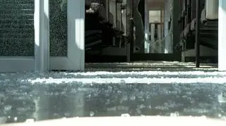 Powybijane zostały szyby w pojazdach