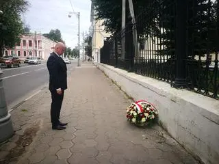 Polacy nie otrzymali zgody, by w tym roku - tak jak było to zawsze w latach poprzednich - złożyć kwiaty przy wejściu do dawnej siedziby NKWD w Twerze, gdzie mieści się obecnie Uniwersytet Medyczny. Biało-czerwony wieniec położyli przed metalowym ogrodzeniem oddzielającym gmach od ulicy.