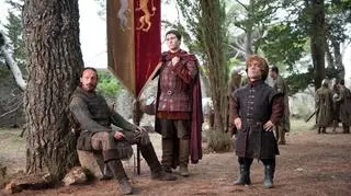 "Gra o tron" - Jerom Flynn (Bronn), Daniel Portman (Podrick Payne) i Peter Dinklage (Tyrion Lannisterem)