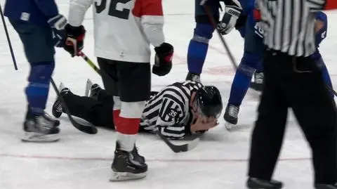 Sędzia trafiony krążkiem w głowę. "Szyba uchroniła od poważniejszych obrażeń"