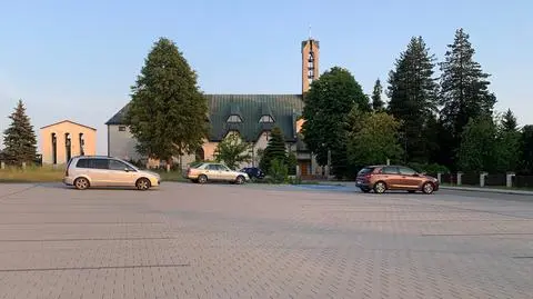 Policja sprawdza, czy zamiast boisk dla dzieci powstały parkingi przy parafii