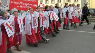 W paradzie przeszli uczniowie wrocławskich szkół, świetlic i harcerze