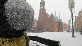 Ratusz i ośnieżony Rynek