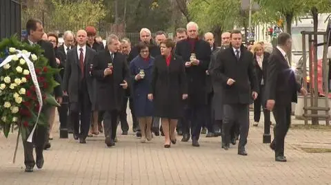 Beata Szydło złożyła kwiaty przed ambasadą francuską