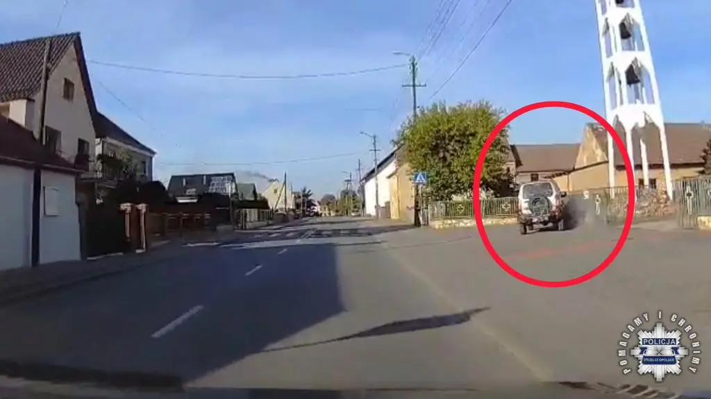 Uderzył w mur kościoła i odjechał
