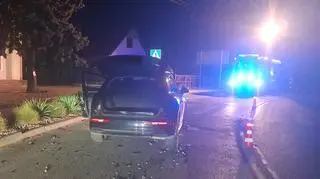 O wypadku zawiadomił sam samochód. Kierowca był pijany, wiózł czworo pasażerów