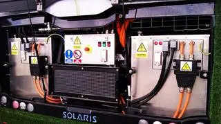 Autobus wyposażony jest w 2 baterie, każda waży 700 kg