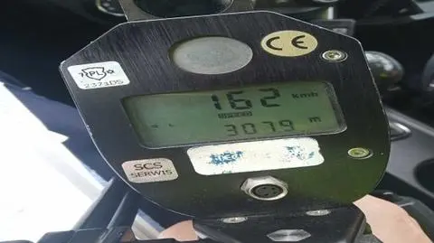 W terenie zabudowanym gnał 162 kilometry na godzinę. 20-latek stracił prawo jazdy
