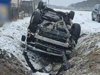 Samochód w rowie w miejscowości Wiązowna