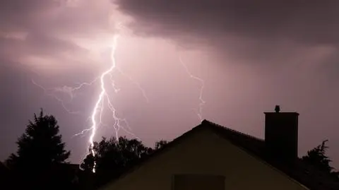 Ta noc będzie niebezpieczna, szczególnie w niektórych regionach. Jest alert RCB, IMGW też ostrzega