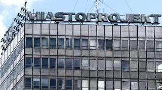 Neon "Miastoprojektu" na szczycie jednego z wieżowców