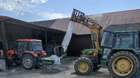 Ciągnik stoczył się i przygniótł 54-latka. Pierwsi z pomocą ruszyli sąsiedzi