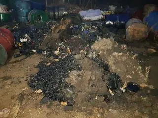Beczki wyrzucone w przy leśnej drodze