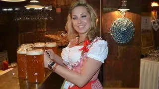 Polskie kelnerki wystepują w bawarskich strojach