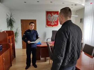 Świadek, który pomógł policjantowi, otrzymał podziękowania