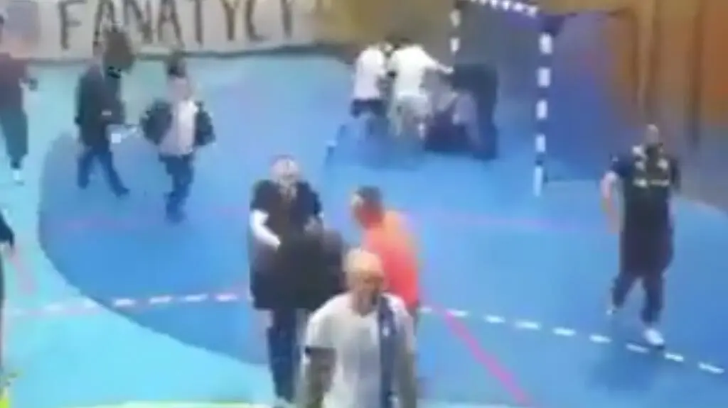 Pseudokibice przerwali turniej