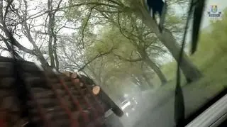 Kłoda drewna spadła z ciężarówki przed nadjeżdżającym samochodem