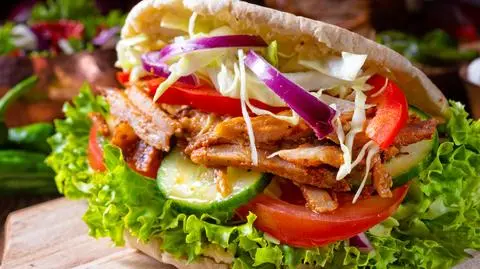 Ognisko zatrucia pokarmowego wykryto w jednej z restauracji z kebabem (zdjęcie ilustracyjne)