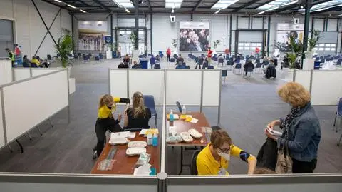 Ponad 35 proc. mieszkańców UE zaszczepionych przeciw COVID-19. Ale tempo osłabło