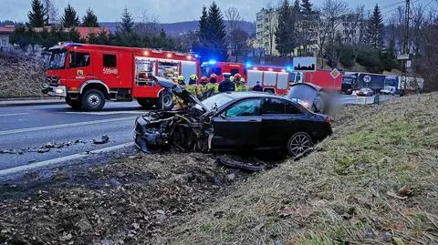 Czołowe zderzenie na DK 8 w Bardzie (woj. dolnośląskie)