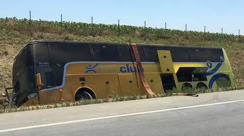 Kierowca widział na drodze przedmioty. Kiedy na nie najechał podbiło autobus