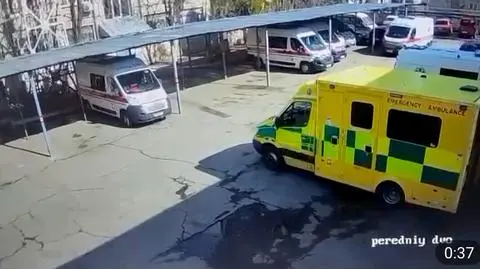 Pocisk spada na dziedziniec szpitala dziecięcego, tuż obok karetki. Nagranie z Mikołajowa 