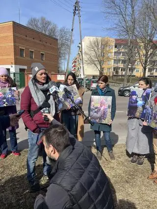 Katarzyna Czarnota (na pierwszym planie) mówiła o kolejnych zatrzymaniach aktywistów