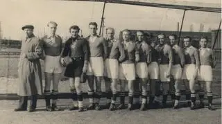 Drużyna Lecha na stadionie na Dębcu w 1945 r