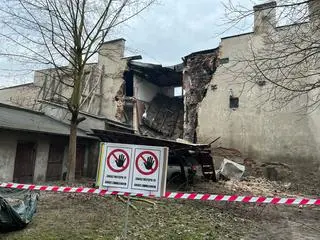 Zawaliła się część kamienicy. Na miejscu pracują służby. Piotrków Trybunalski