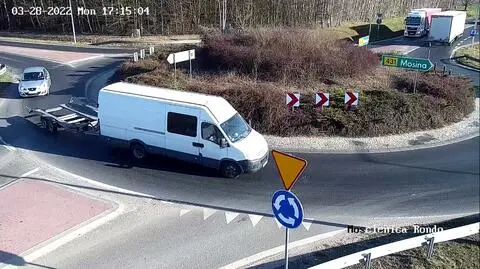 Policja szuka kierowcy tego samochodu i świadków zderzenia z rowerzystami